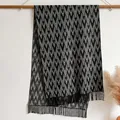 Sciarpa in maglia con motivi geometrici e frange lunghe in stile retrò grigio e nero - 200x65cm / Nero & Bianco