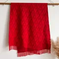 Scialle rosso con frange e motivo geometrico a V, calda sciarpa invernale in stile etnico - 200x65cm / Rosso