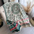 Détail d'un châle en laine avec motifs mandala verts et bords à franges délicats - 185cmx65cm / Vert