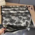 Dettaglio del tessuto jacquard con motivo paesaggistico e frange bianche eleganti - 180*65cm / Nero
