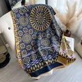 Écharpe en cachemire bleu marine et jaune à motifs mandala et franges sur fauteuil - 185cmx65cm / Bleu-Jaune
