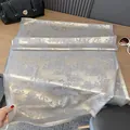 Elegante scialle in cashmere grigio e oro con jacquard di paesaggio cinese e nappe rifinite - 180*65cm / Grigio