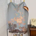Scialle blu-grigio stile cinese con jacquard di peonie e rifiniture con frange - Azzurro