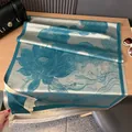 Zweiseitiger Lotus-Jacquard-Paschmina-Schal in Cyan und Silber mit feinen Fransen - Tsmwg-015 Blau / 180