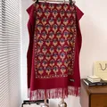 Sciarpa vintage rosso scuro in misto cashmere con ricami floreali e nappe eleganti - Rosso