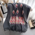 Écharpe gris foncé avec broderie ethnique, franges et sac à main en décor intérieur - Cx-205 Gris