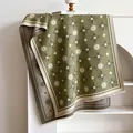 Scialle in maglia verde salvia con motivi floreali scuri e frange beige decorative - 180cmx65cm / Verde