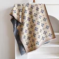 Sciarpa double face beige e grigia effetto cashmere con margherite blu e frange - 180cmx65cm / Blu
