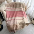 Detail van zachte kasjmierachtige sjaal met ruitpatroon, franjes en dik gebreide textuur - Khaki Roze