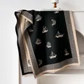 Détail du motif de voilier et bordure pied-de-poule sur châle en cachemire - 180x65cm / Noir