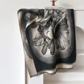 Sciarpa effetto cashmere con stampa girasole e frange in elegante nero e beige - 185cm / Nero