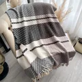 Plaid kasjmierachtige sjaal met ruitjes en franjes in beige en grijze tint - Grijs
