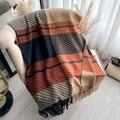 Sjaal van imitatiekasjmier met oranje en zwarte kleurblokken en franjes aan de rand - Zwart Oranje