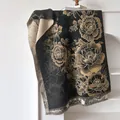 Dettaglio del motivo jacquard peonia double-face e delle frange sullo scialle invernale - 185cm / Nero Giallo
