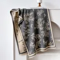 Sciarpa reversibile in finto cashmere grigio scuro e crema con fiori vintage e nappe - 185cm / Grigio