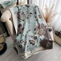 Sciarpa in finto cashmere con motivo jacquard melograno in azzurro e marrone caffè - Blu Marrone