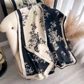 Elegante gebreide sjaal met kasjmiergevoel, bamboe-print en kwastjes in zwart en beige - Zwart