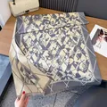 Detail van de grijze jacquard sjaal met geometrische patronen en franje randen - Blauw
