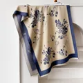 Écharpe d'hiver épaisse beige avec motifs de papillons et fleurs bleu foncé - Bleu