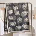 Détail d'écharpe en maille avec motif feuilles, bordures à franges et texture douce - 185x65cm / Gris