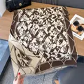 Winter sjaal in chocoladebruin en beige met geometrisch jacquardpatroon en fijne kwastjes - Bruin