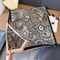 Scialle bohémien con stampa paisley e frange nei toni rosso ruggine e blu - Stile con nappine e stampa paisley / Nero