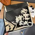 Bufanda con diseño de camelia en contraste negro y beige con flecos y tacto suave de cachemira - 185cm / Negro
