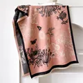 Bufanda rosa tacto cachemira con estampado botánico vintage y bordes de flecos - Rosa