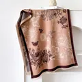 Elegante chal de pashmina albaricoque con estampado floral marrón oscuro y flecos - Caqui