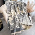 Dettaglio di scialle in cashmere con stampa giungla vintage e frange sul divano - 180cm / Grigio