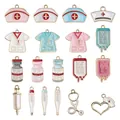 Set de dijes médicos para joyas DIY con gorros de enfermera y batas rosas colgantes - Juego de Dijes de Esmalte Serie de Equipos Médicos