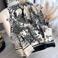 Écharpe élégante à motif Toile de Jouy crème et noir avec des détails de franges - 180cm / Noir