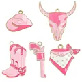 Rosa Western Cowboy Emaille Anhänger mit Hut Stiefeln und Sternenschal in Goldoptik - Cowboy Bandana Stiefel Revolver Bullenkopf Und Hut Set