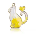 Joli pendentif chat en émail jaune et blanc avec queue en cœur et finition dorée - Pendentif Chat Dégradé Jaune en Émail