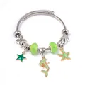 Dettaglio del bracciale oceano con ciondoli a sirena e stelle marine smaltate verdi - Verde