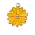 Gele madeliefje bedel hanger met emaille afwerking en metalen lus voor sieraden - Dubbellaagse Gele Bloem