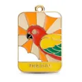 Colgante tarot El Sol de loro esmaltado con borde dorado sobre fondo blanco minimalista - El Sol (Loro Rojo)