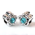 Boucles d'oreilles fleur en argent avec cristal bleu océan sur fond blanc pur - Bleu lac