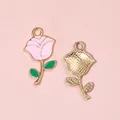 Colgante de rosa en esmalte rosa con hojas verdes y acabado dorado para joyas DIY - Rosa Rosada