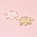 Colgante corazón esmalte rosa con texto LOVE sobre base dorada para hacer joyería DIY - Flecha de Cupido Rosa