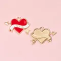 Colgante de corazón y flecha roja con texto LOVE sobre fondo rosa para joyas DIY - Flecha Roja a Través del Corazón