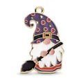 Pendentif de gnome d'Halloween avec chapeau de sorcier violet et petit balai - Gnome au Chapeau de Sorcier