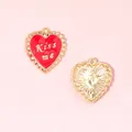 Colgante de corazón de aleación con esmalte rojo y texto dorado Kiss me para joyería DIY - Corazón Largo KISS ME
