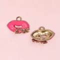 Colgante de labios en esmalte rosa con texto LOVE dorado para joyería y pulseras - Labios LOVE Rosa
