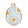 Colgante de huevo esmaltado con margaritas y borde dorado para joyería artesanal - Colgante Huevo Flor Azul Claro