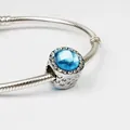 Pulsera de cadena de serpiente plateada con dije de corazón azul y detalles calados - Azul cielo