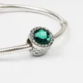 Abalorio de plata con cristal facetado verde y pequeños diamantes en cadena de serpiente - Verde