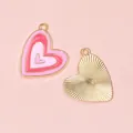 Colgante de corazón esmaltado rosa y rojo con reverso dorado texturizado para bisutería - Corazón Rosa de Cuatro Anillos