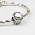 Pulsera de cadena de serpiente plateada con piedra ojo de gato blanca y colgante de cristal - Blanco