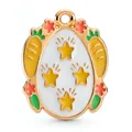 Colgante huevo de Pascua con zanahoria amarilla y detalles florales en acabado dorado - Colgante Huevo de Pascua Estrella